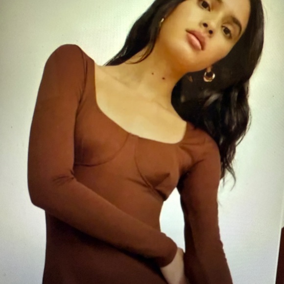 Brand new Gwen long sleeves fine ribbed midi dress in brown from Aritzia - Picture 3 of 5